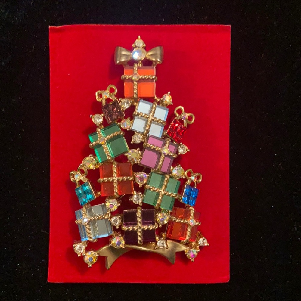 AVON 2007 Collectible Christmas Tree Pin